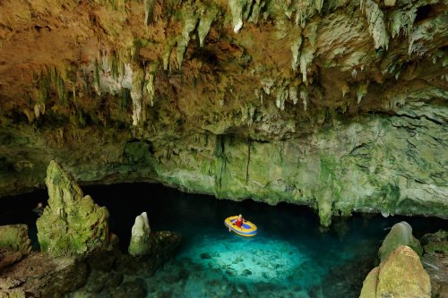 Expédition Cuba 2012 - Team La Salle. Cénote près de Bolondron. Canot avec personnage.(SP-12-0190)