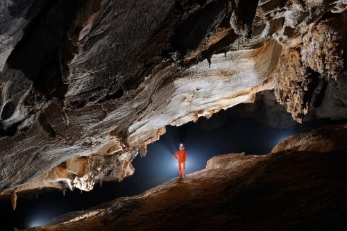 Cueva de Santo Tomas Expédition Cuba 2012 - Team La Salle. Spéléo en contre-jour dans galerie.(SP-12-0192)