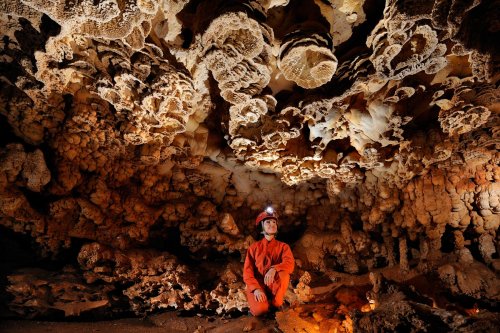Cueva de Santa Catalina Expédition Cuba 2012 - Team La Salle. Galerie avec concrétions au plafond en forme de cloches. Spéléo assise . (SP-12-0098)