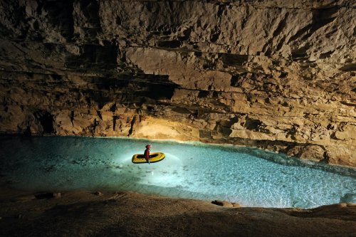 Grotte de Gournier (Isère) - Progression en canot sur petit lac avec eaux bleues translucide(SP-08-1074)