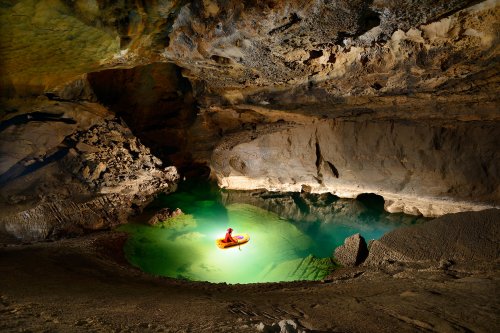  Grotte de Tham Houay Sai (province de Khamouanne - Laos).Canot sur lac.(SP-13-0104)