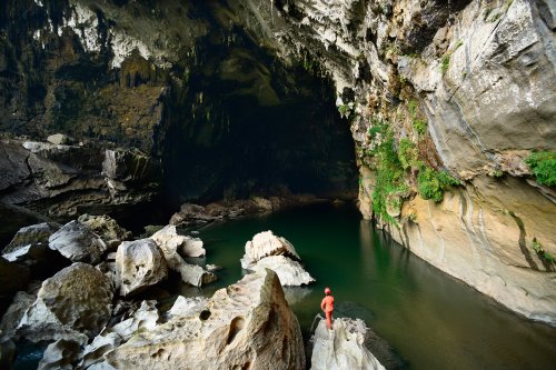 Grotte Xe Bang Fai (province de Khamouanne - Laos. Porche d'entrée et rivière.(SP-13-0143)