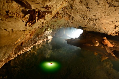 Grotte Xe Bang Fai (province de Khamouanne - Laos).Navigation sur la rivière en amont du porche d'entrée.(SP-13-0171)