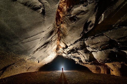 Grotte de Nam Non (province de Khamouanne - Laos). Spéléo en contre-jour dans grande galerie au sol plat.(SP-13-0349)