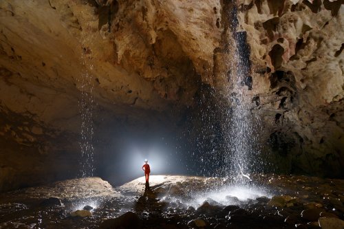Deer Cave (Gunung Mulu National Park, Bornéo, Malaisie) - Cascade tombant du plafond dans la galerie inférieure.(SP-13-0452)