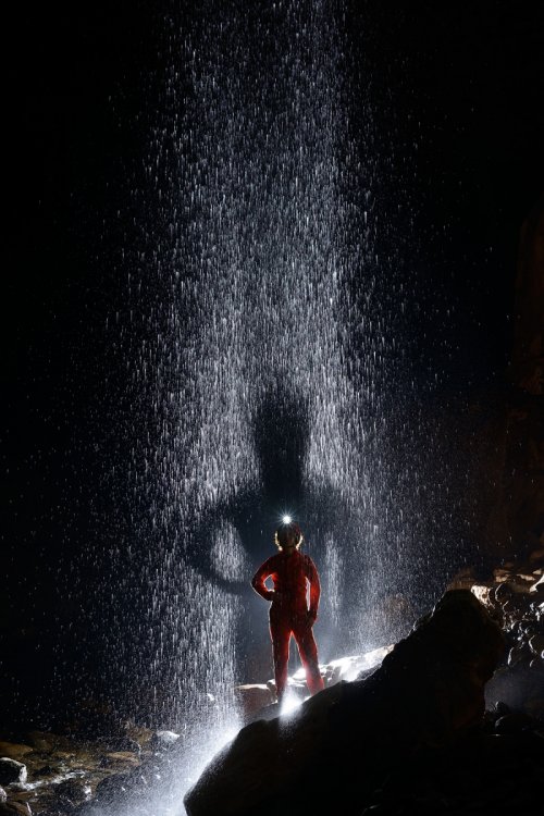 Deer Cave (Gunung Mulu National Park, Bornéo, Malaisie) - effet d'ombre sur une cascade créé par un flash placé en contre-jour derrière le modèle. (SP-13-0478)
