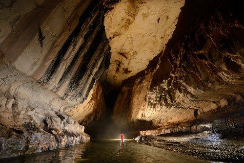 Clearwater Cave (Gunung Mulu National Park, Bornéo, Malaisie) - Rivière dans large galerie.(SP-13-0618)