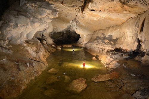 Clearwater Cave (Gunung Mulu National Park, Bornéo, Malaisie) - Rivière dans large galerie.(SP-13-0611)