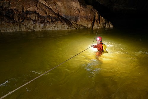 Clearwater Cave (Gunung Mulu National Park, Bornéo, Malaisie) - Traversée de la rivière à l'aide d'une corde.(SP-13-0634)