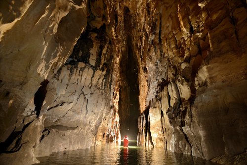 Good Luck Cave (Gunung Mulu National Park, Bornéo, Malaisie) - Galerie d'entrée avec rivière.(SP-13-0653)