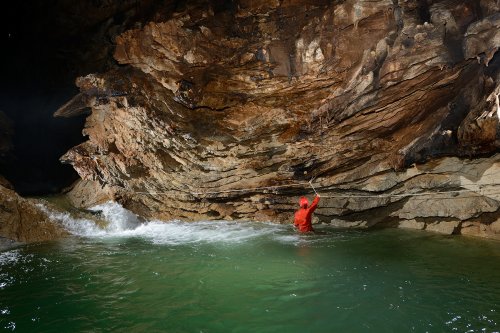 Good Luck Cave (Gunung Mulu National Park, Bornéo, Malaisie) - Rivière en aval de Sarawak Chamber. Passage d'une vasque.(SP-13-0654)