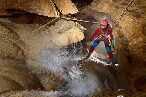Grotte de Couffin - Départ d'un puits dans la rivière(SP-14-0184)