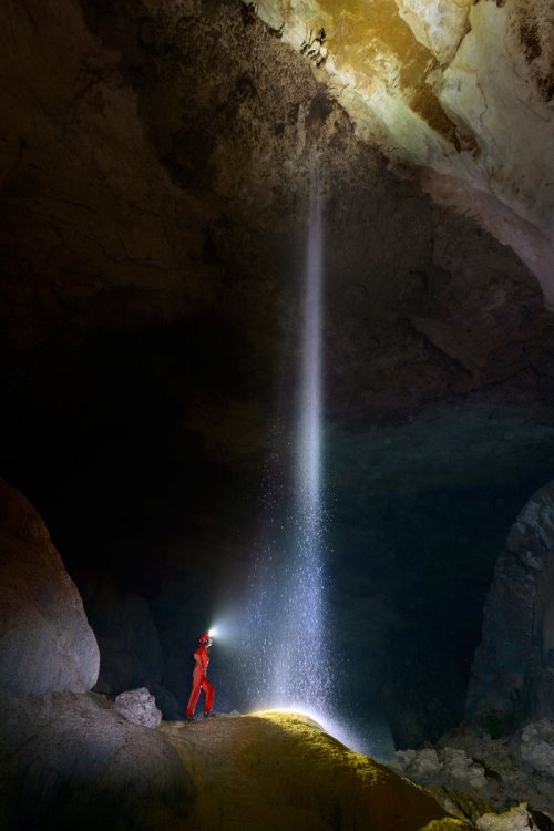 Cueva Clara (Systema Camuy, Porto Rico) - Cascade tombant du plafond (douche)(SP-14-0260)