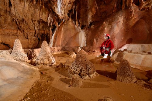 Grotte des Ecossaises (Hérault) - Cônes de calcite dans un gour(SP 14-0754)