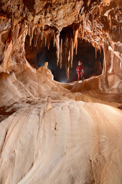 Grotte des Ecossaises (Hérault) - Galerie avec coulée de calcite saumon et stalactites en fond ("glotte")(SP 14-0774)