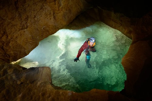 Grotte de Coufin-Chevaline - Spéléo dans la rivière vu de dessus(SP-14-0182)