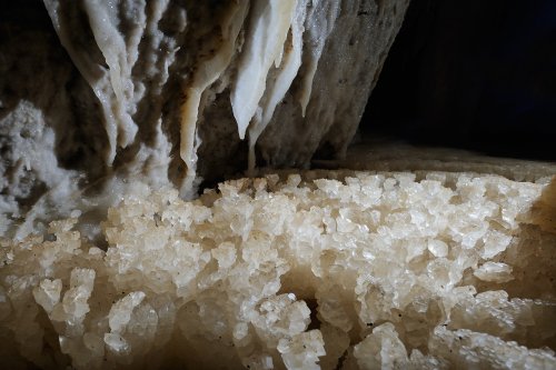 Grotte de l'Aguzou (Aude) - Cristaux de calcite dans un gour(SP-11-0931)