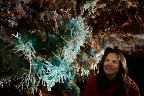 Aven des Crozes - Jeune fille contemplant un bouquet d'aragonite bleue(SP-14-0861)