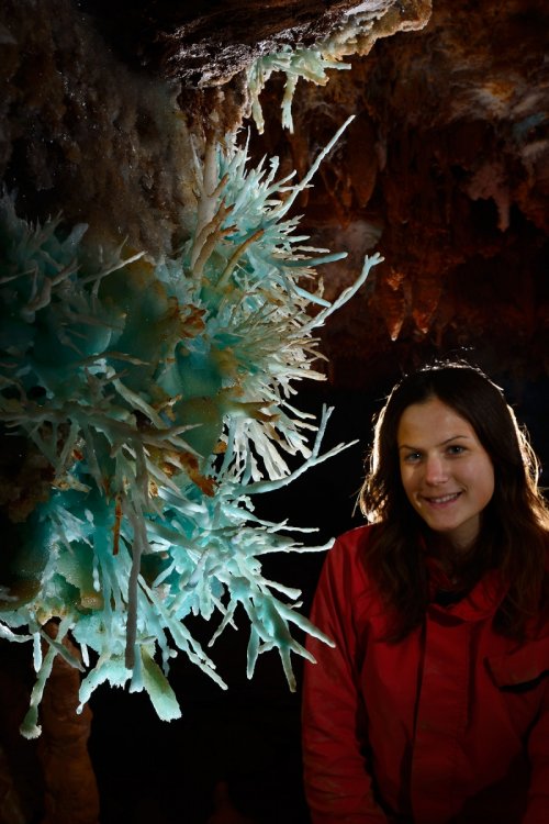 Aven des Crozes - Jeune fille contemplant un bouquet d'aragonite bleue avec aiguilles(SP-14-0867)