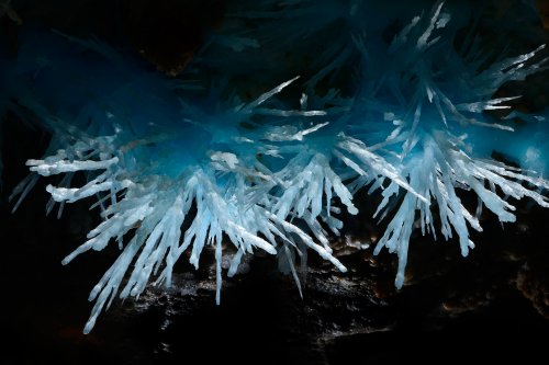 Aven des Crozes - Petit bouquet d'aiguilles d'aragonite bleue(SP-14-0886)