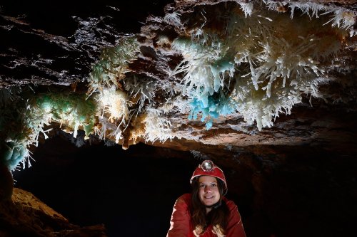 Aven des Crozes - Petits bouquets d'aragonite (bleue et blanche) au plafond(SP-14-0888)