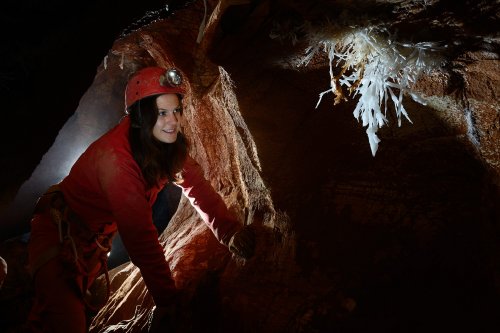 Aven des Crozes - Jeune fille dans galerie devant bouquet isolé d'aragonite blanche(SP-14-0889)