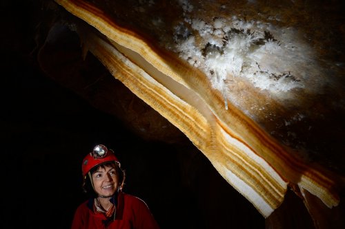 Grotte de l'Aguzou (Aude) - Bouquet d'aragonite à côté d'une draperie(SP-14-1000)