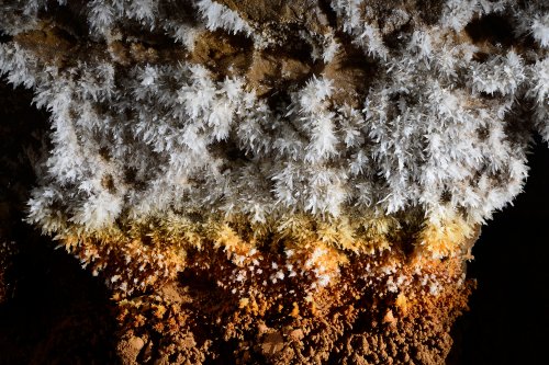 Grotte de l'Aguzou (Aude) - Cristaux d'aragonite colorés(SP-14-0983)