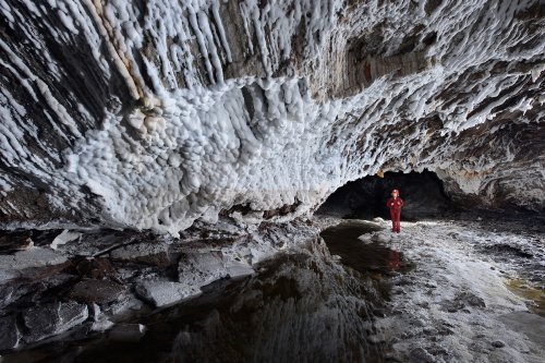 3N Cave(Namakdan, Qeshm, Iran) - Progression dans la rivière avec coulées de sel sur les parois de la galerie(SP-15-0177)