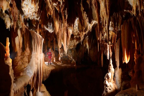 Grotte de la Toussaint (Gard) - Balcon constitué par un plancher stalagmitique dans salle concrétionnée (SP-15-0403)