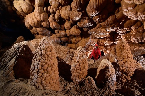 Sima de la Higuera (Pliego, Région de Murcia, Espagne) - Galerie avec cônes au sol et "nuages" au plafond(SP-15-0518)