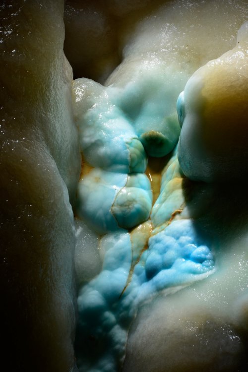 Grotte des Ecossaises - Dépôt d'aragonite bleue sur une coulée de calcite (détail)(SP-15-0658)