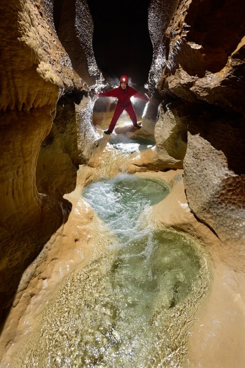 Grotte de Gournier (Isère) - Progression dans la rivière souterraine (SP-15-0697)