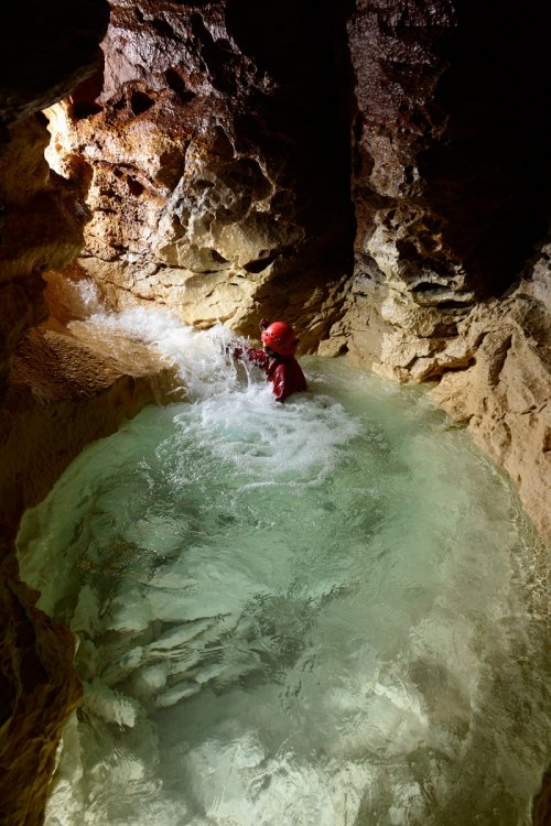 Grotte de Gournier (Isère) - Progression dans la rivière souterraine(SP-15-0694)