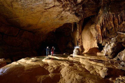 Grotte de Gournier (Isère) - Salle aux Fontaines (deux spéléos dans salle avec grands gours au sols(SP-15-0683)