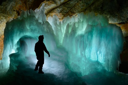 Dashstein Eishöhle (Autriche) - Coulées de glace éclairées en contre-jour (photo prise grâce aux huit flashes électroniques d'Alex)(SP-15-0799)