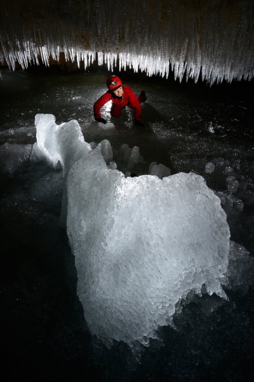 Dashstein Eishöhle (Autriche) - Rideau de petites stalactites de glace avec blocs en contre-jour au sol(SP-15-0768)