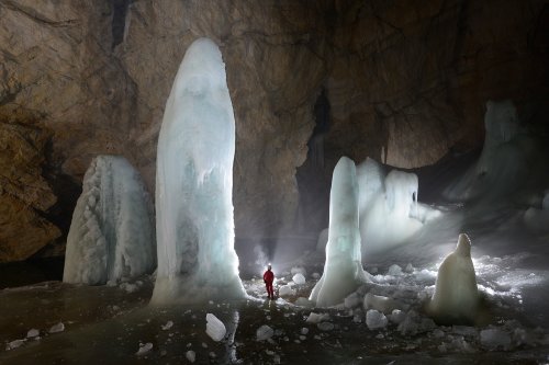 Schwarzmooskogel Eishöhle (Autriche) - Vue d'ensemble de la partie inférieure de la salle avec de grandes colonnes de glace(SP-15-0743)