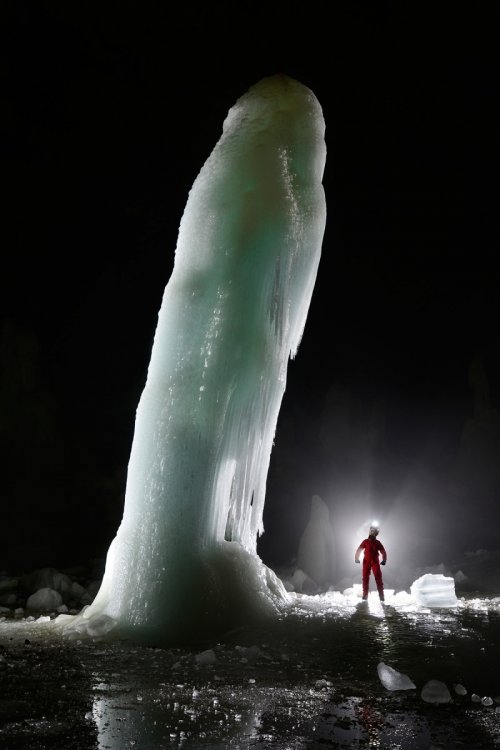 Schwarzmooskogel Eishöhle (Autriche) - (Annie contre le géant de glace : "Même pas peur" !) - Grosse colonne de glace inclinée en raison d'une fonte dissymétrique à la base (SP-15-0736)