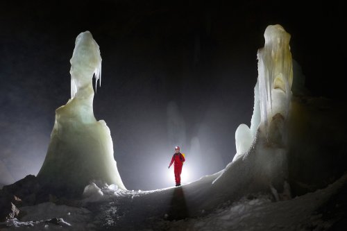 Schwarzmooskogel Eishöhle (Autriche) - Progression entre des colonnes de glace en train de fondre(SP-15-0712)