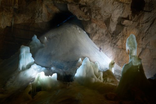 Schwarzmooskogel Eishöhle (Autriche) - L'accès à la cavité se faisait avant par un puits d'une vingtaine de mètres donnant sur ce grand névé. Maintenant, une galerie parallèle permet d'accéder directement et facilement à la grande salle(SP-15-0708)
