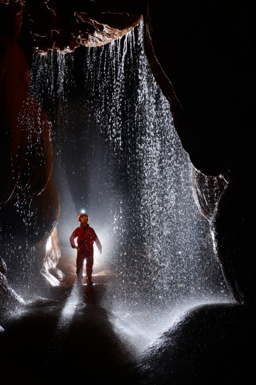 Mencilis Cave (Safranbolu, Turquie) : Cascade  au milieu de coulées de calcite(en contre jour)(SP-15-0901)