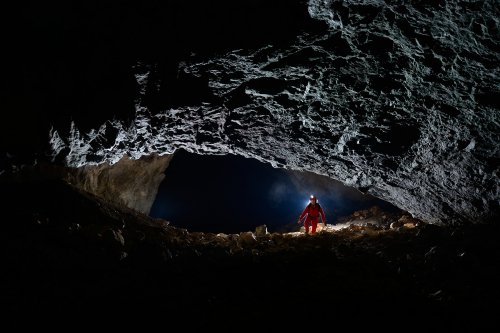Ilgarini Cave (Kure Mountains National Park - Turquie) : progression dans galerie plongeante.(SP-15-0856)