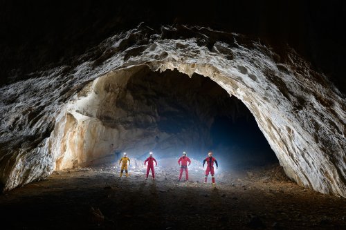 Ilgarini Cave (Kure Mountains National Park - Turquie) : Grande galerie avec quatre spéléologues de front (Dalton)(SP-15-0855)