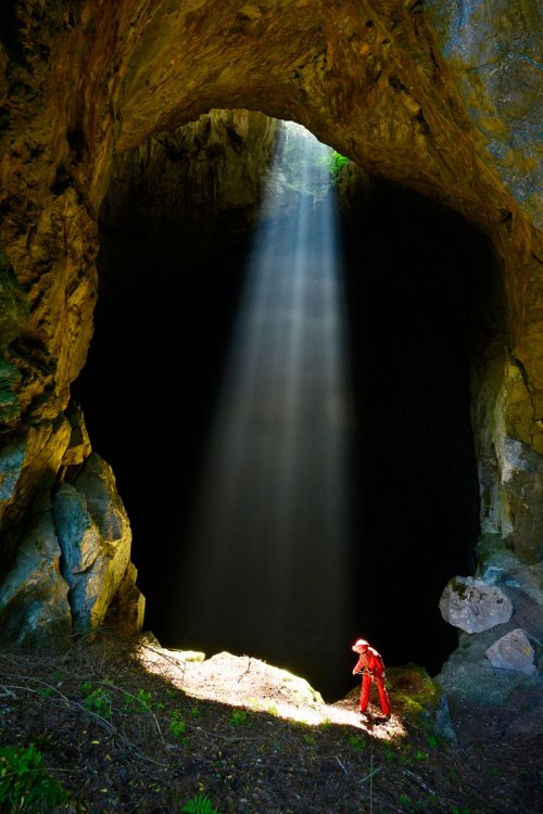 Edjer Cave  (Kure Mountains National Park - Turquie) : Puits d'entrée avec rayon de soleil (spéléo au descendeur)(SP-15-0943)