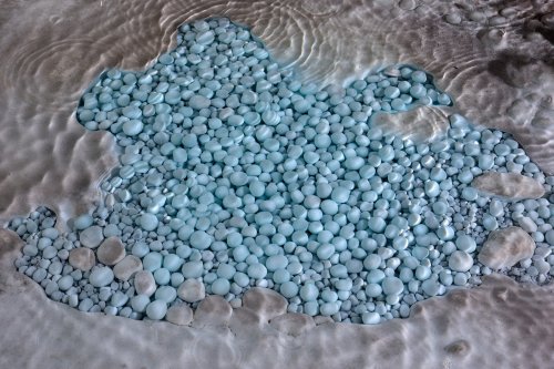 Perles des cavernes (pisolithes) bleues - Vue d'ensemble d'un nid(SP-15-1082)