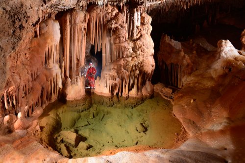 Grotte des Ecossaises (Hérault) - Colonnes massives au dessus d'un petit lac(SP-15-1050)