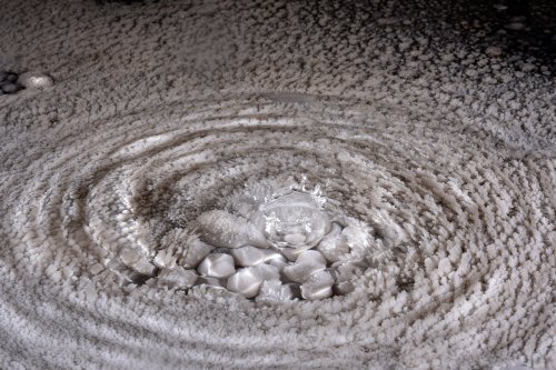 Perles des cavernes (pisolithes) dans une vasque cristallisée avec goutte d'eau tombant(SP-15-1151)
