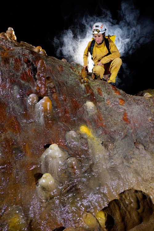 Grotte de Dargilan (Lozère) : sol calcifié avec colorations jaunes et rouges(SP-15-1423)