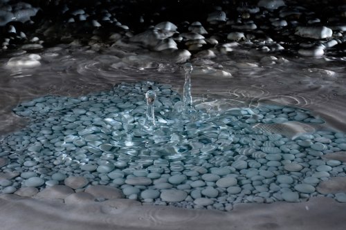 Goutte tombant dans vasque remplie de perles de cavernes bleues (SP-15-1599)